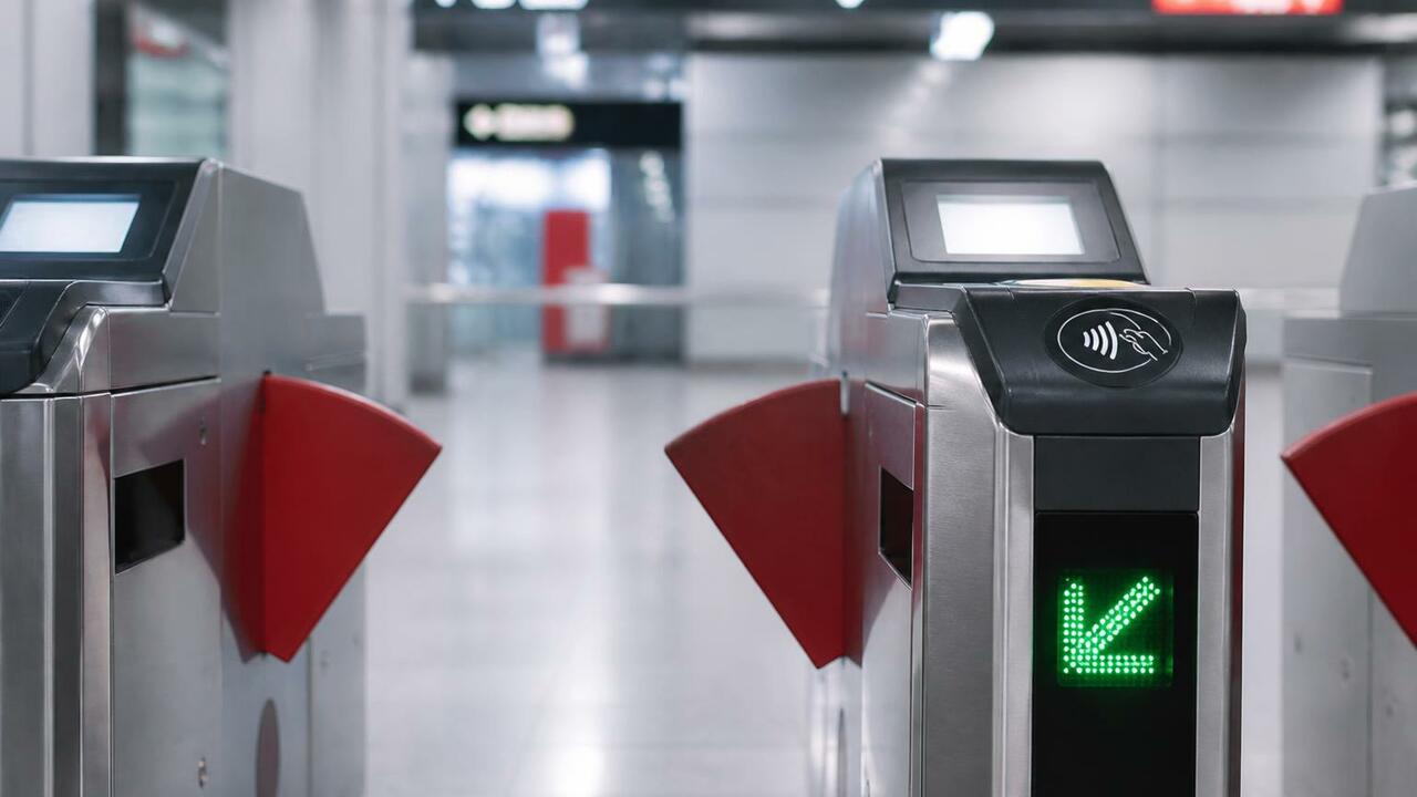 Сбой системы оплаты в казанском метро: турникет...